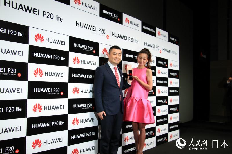 華為終端日韓地區部總裁吳波和日本模特西山茉希共同展示華為P20新品手機