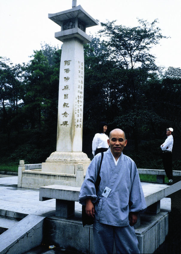 小島康譽在西安阿倍仲麻呂紀念碑（受訪者提供）