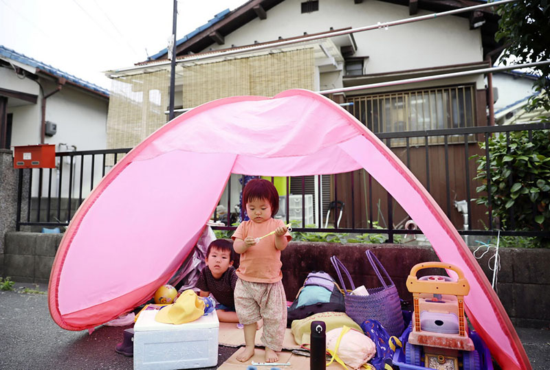 6月18日，在日本大阪，兒童在地震后撤離到屋外的臨時帳篷裡。新華社/路透