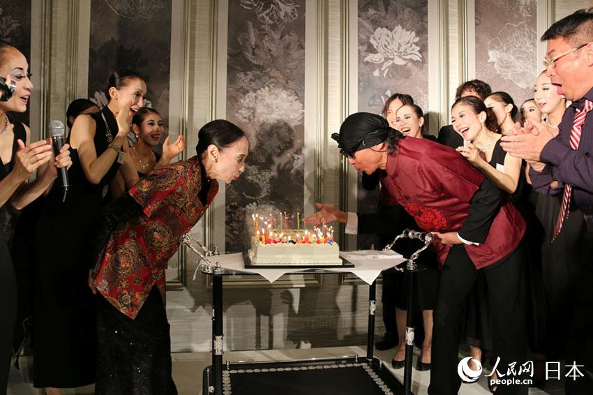 清水哲太郎和森下洋子身穿中國傳統服裝吹滅70歲生日蠟燭（許永新 攝）