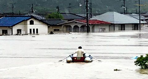 西日本暴雨中一青年劃著皮劃艇堅持救出20余人 直至體力不支倒下