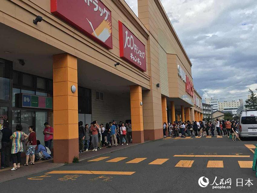 札幌市內，正在排隊等待購物的人們。（圖片由北海道大學在讀中國留學生提供）