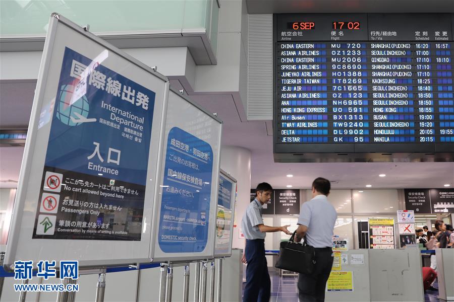 這是9月6日拍攝的日本名古屋中部國際機場國際航班出發口。屏幕上顯示，多趟飛往上海的航班中，春秋航空的9C8690為當日增設的臨時航班。