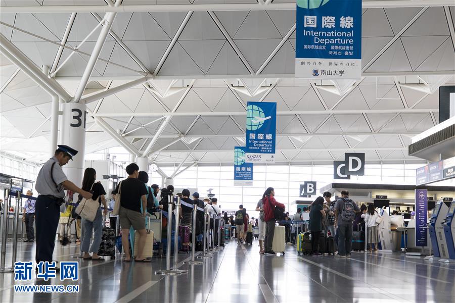 9月6日，人們在日本名古屋中部國際機場國際航班值機櫃台前排隊。