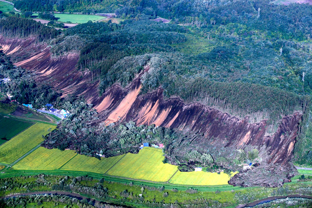 北海道地震引發大面積山體滑坡 已造成2人死亡數人被埋