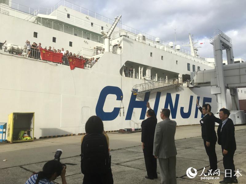 駐大阪總領事李天然送別即將離港的中國游客。