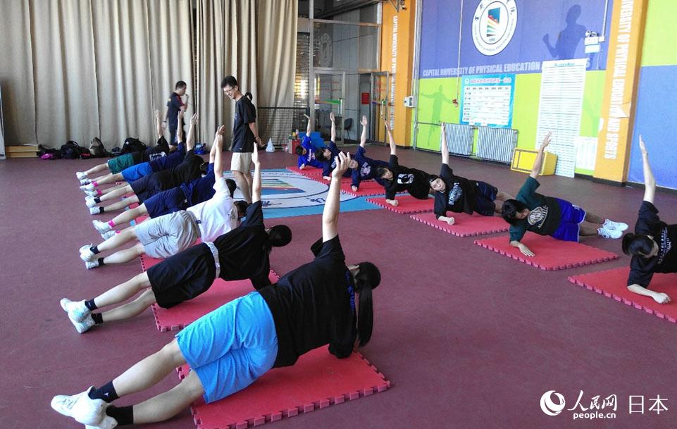 首都體育學院老師給日本球員上專業的體能訓練課
