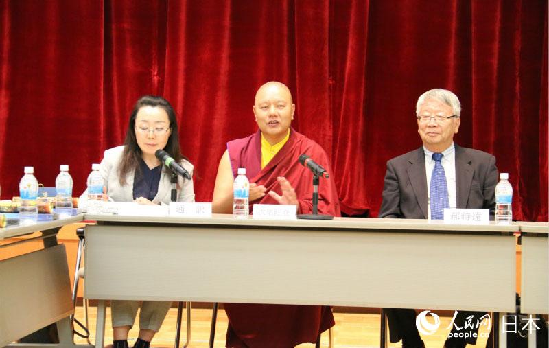 雲南省佛教協會副會長次裡旺登在介紹當地情況