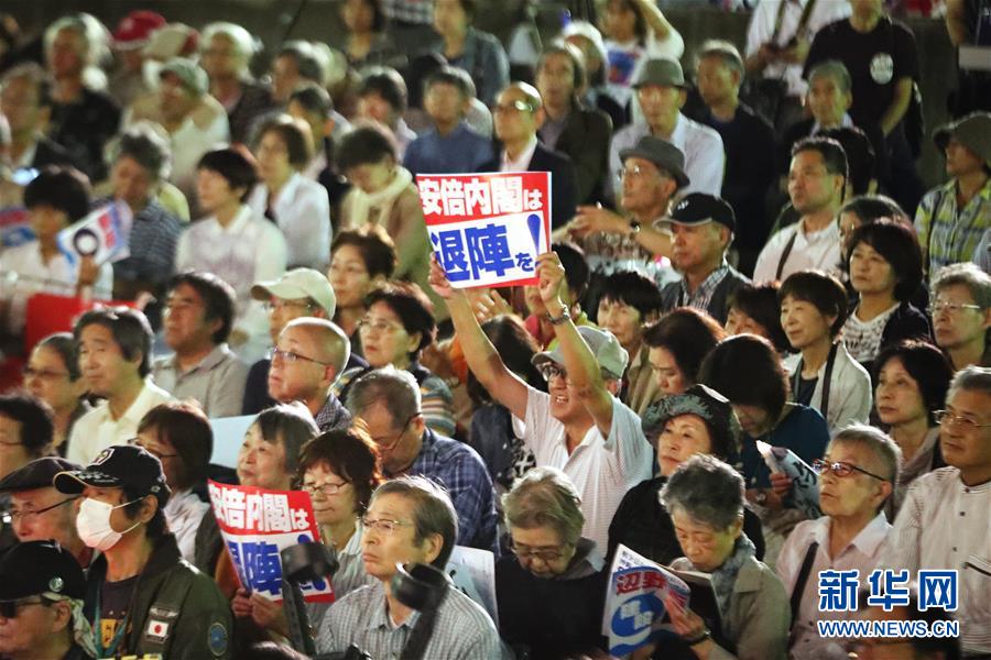 9月19日，在日本東京，一名民眾手舉標語參加集會。當日，近5000人在東京日比谷公園內參加反對新安保法集會。新華社記者 杜瀟逸 攝