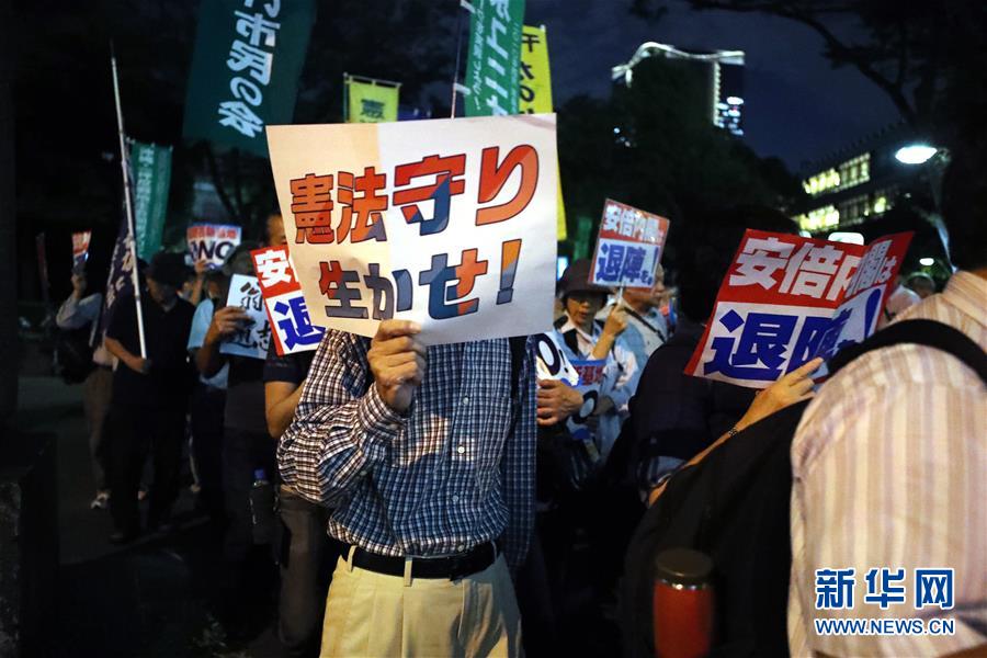9月19日，在日本東京，一名民眾手持標語參加游行。當日，近5000人在東京日比谷公園內參加反對新安保法集會。新華社記者 杜瀟逸 攝