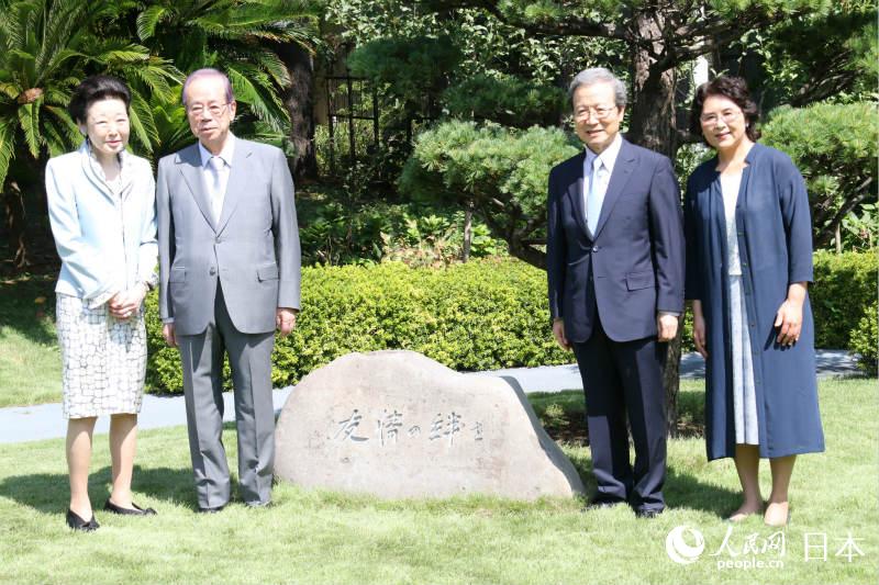 中國駐日本大使程永華夫婦與日本前首相福田康夫夫婦在友誼鬆紀念碑合影留念。（攝影 木村雄太）