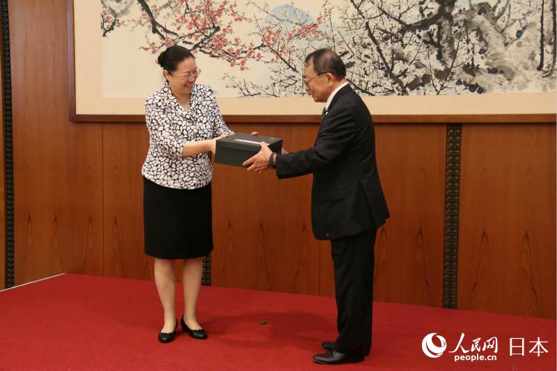 中國駐日本大使館郭燕公使代表駐日大使館向群馬縣日中友好協會贈送紀念品。（攝影 木村雄太）
