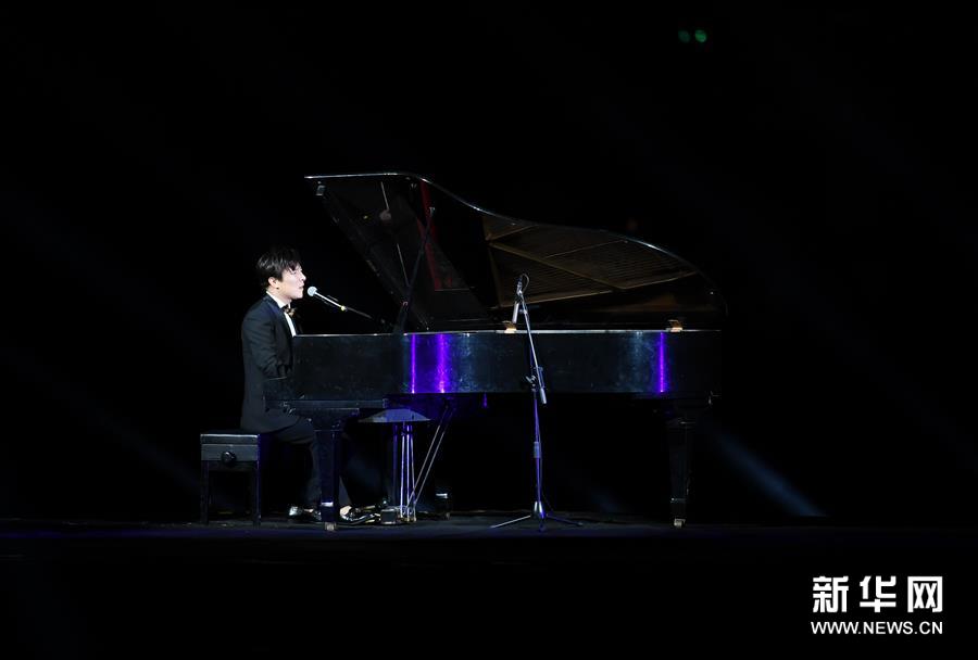 9月23日，中國歌手曹軒賓在演唱歌曲。新華社記者 張博文 攝