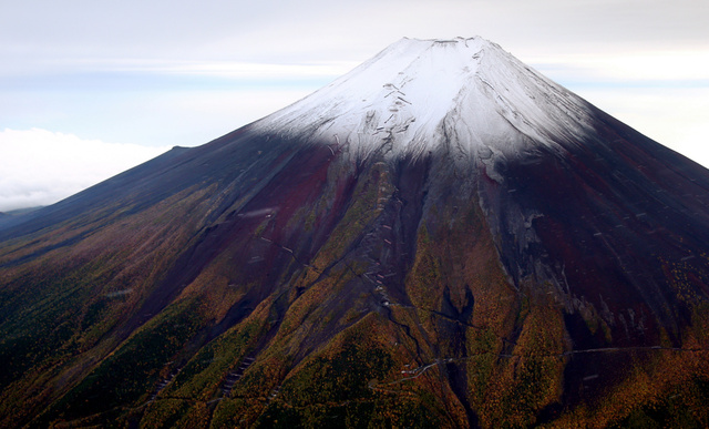 已有冬季的感觉!日本富士山被观测到初冠雪