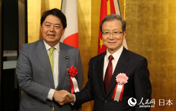 中國駐日本大使程永華與日本文部科學大臣林芳正在會場入口處合影。（攝影 木村雄太）
