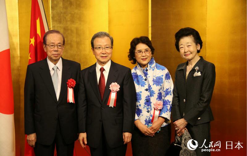 中國駐日本大使程永華夫婦與日本前首相福田康夫夫婦在會場入口處合影。（攝影 木村雄太）