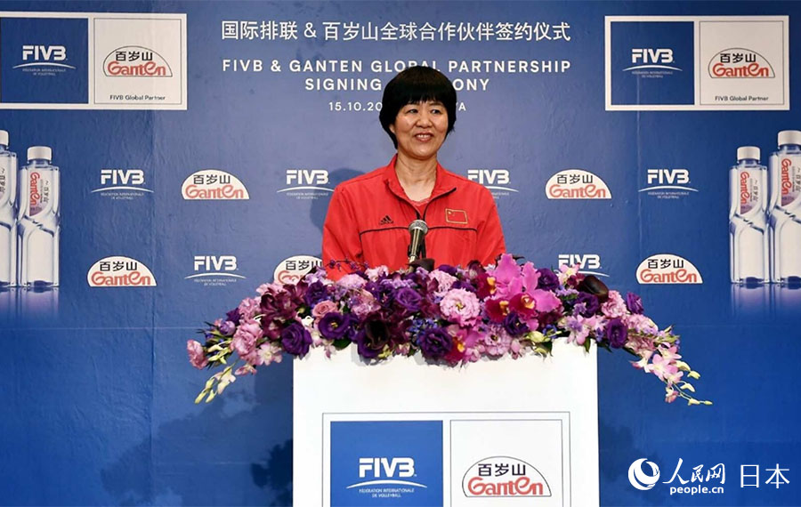 中國女排主教練郎平在發布會現場致辭。