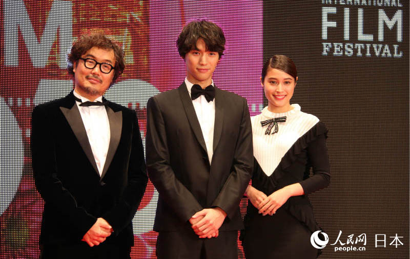 日本演員福士蒼汰（中）和廣瀨愛麗絲（右）亮相紅毯儀式。(攝影 木村雄太)