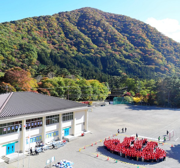 日本日光一小學466人組成溫泉標志創吉尼斯紀錄（圖片來源：朝日新聞網站）