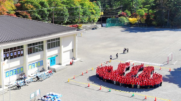 日本日光一小學466人組成溫泉標志創吉尼斯紀錄（圖片來源：朝日新聞網站）