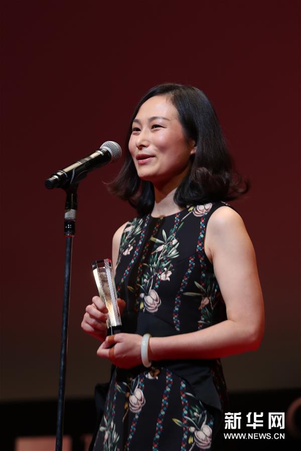 中國導演王麗娜在作品《第一次的離別》獲“亞洲未來”單元最佳影片獎后發表感言。新華社記者杜瀟逸攝