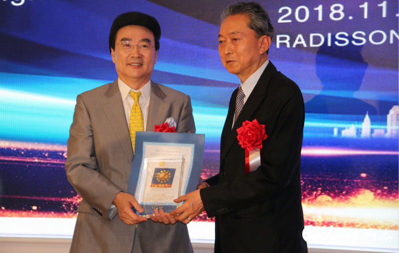 華獎獲頒者 在日中國企業協會王家馴會長。