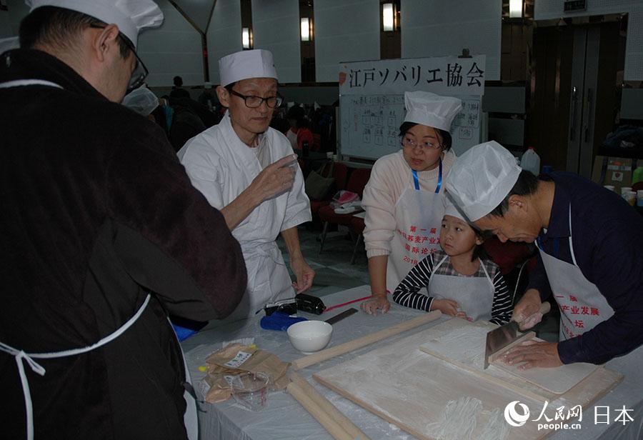 中方人士體驗日式手打蕎麥面的制作。
