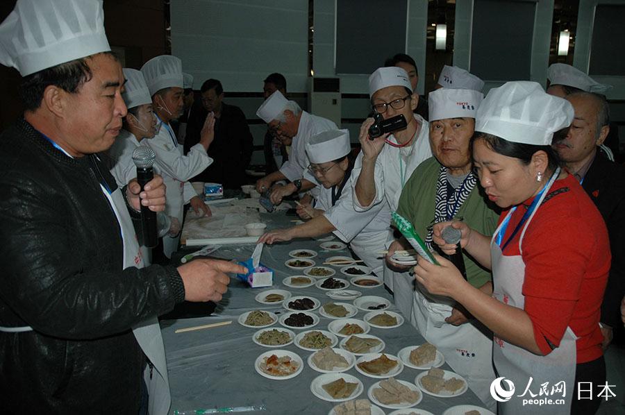 “敖漢撥面”的傳承人李樹發（左一）向日本友人介紹當地的蕎麥產品。