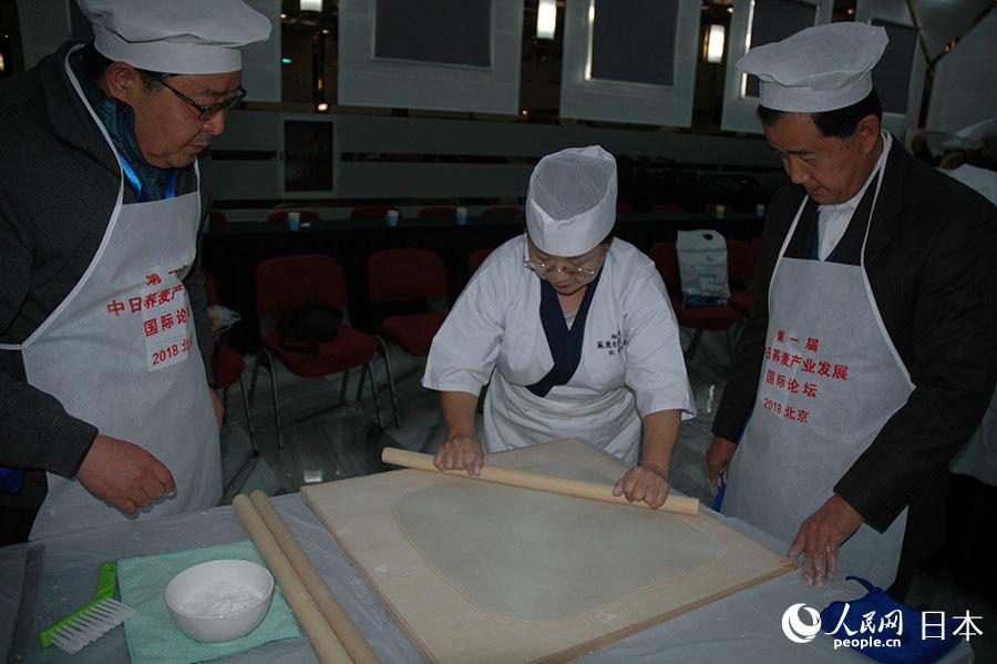 日方人士展示手打蕎麥面的制作過程。