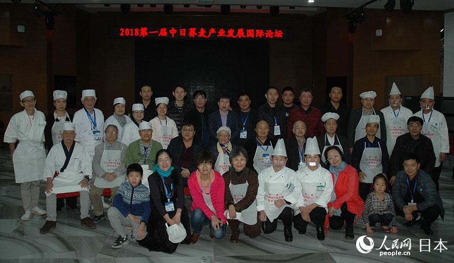 日式手打蕎麥面體驗活動的部分參與者合影留念。