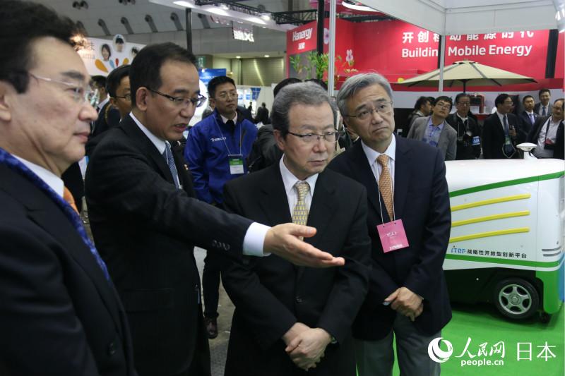 國家電投上海電力日本公司總經理刁旭向程大使一行介紹了公司在節能環保、能源方面的舉措和取得的成績（攝影：木村雄太）