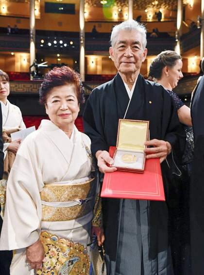 日本诺贝尔奖获得者本庶佑身穿和服出席