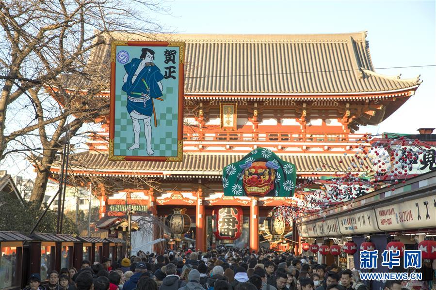 日本东京:新年饰品点缀传统商业街道
