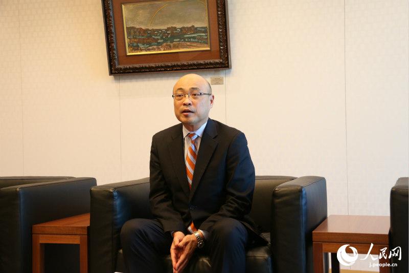 接受人民網採訪的瑞穗銀行中國公司董事長岡豐樹。（攝影：吳穎）