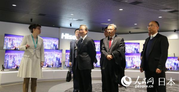 海信日本株式會社社長李文麗向駐日本大使程永華一行介紹海信產品和創新技術
