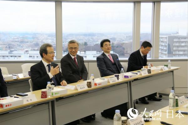 駐日本大使程永華（左）、中國駐日本大使館經濟商務公使宋耀明（左2）及在日中國企業協會會長王家馴（左3）一行慰問考察海信日本公司