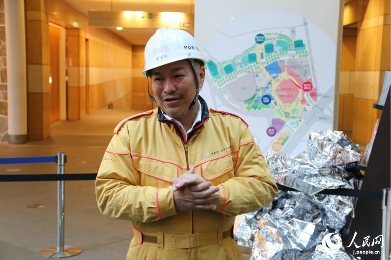森大廈震災對策室事務局的鈴木健次郎正在接受採訪。（木村雄太 攝）