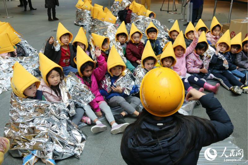國際學校的孩子們正在學習使用防災物品。（木村雄太 攝）