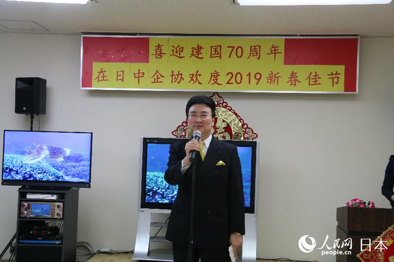 在日中國企業協會會長王家馴在新春招待會上致辭。