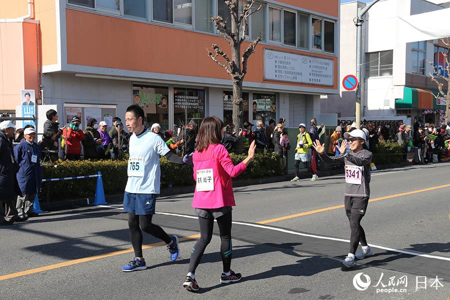17日，日本馬拉鬆奧運冠軍高橋尚子在10公裡賽程為選手們加油。