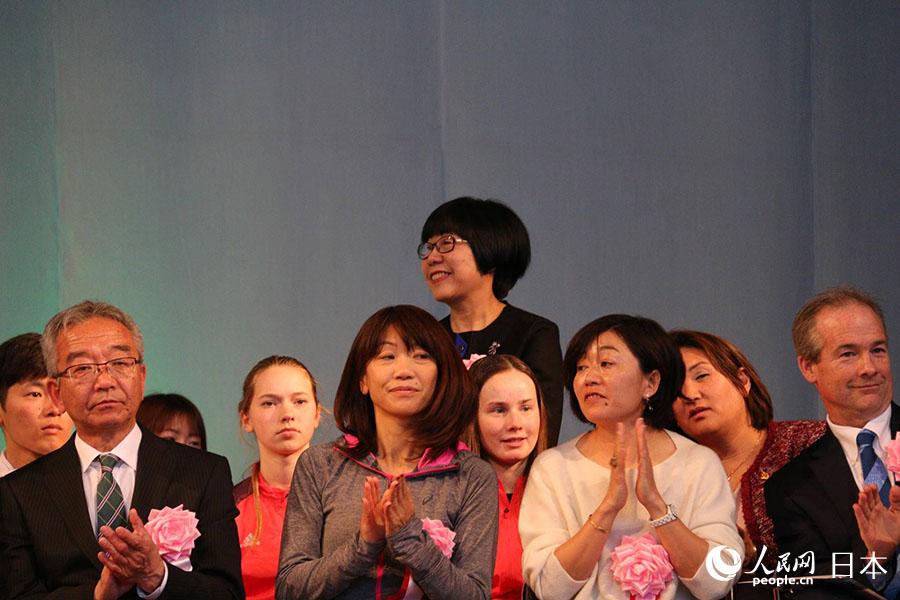 16日，人民網副總裁唐維紅代表中國參賽者受邀參加開幕儀式上台致意。