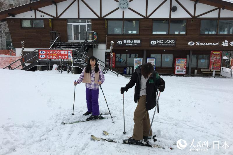 享受滑雪樂趣的活動團成員（攝影 木村雄太） 