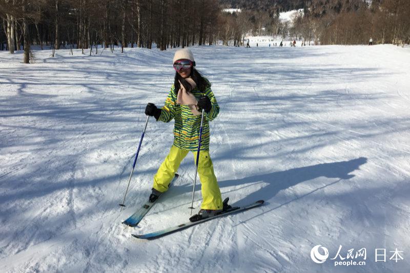 享受滑雪樂趣的活動團成員（攝影 木村雄太） 