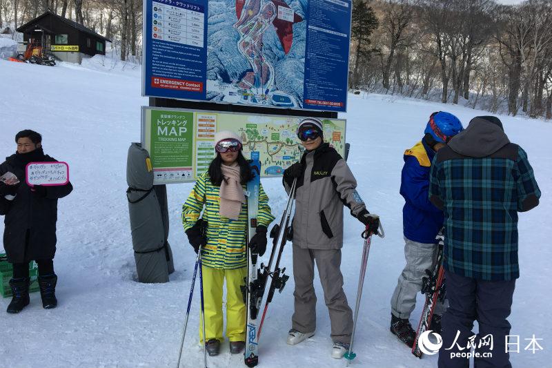 享受滑雪樂趣的活動團成員（攝影 木村雄太）