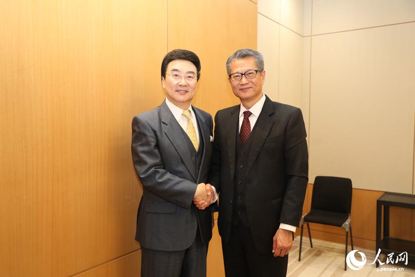在日中國企業協會會長王家馴與香港特區政府財政司司長陳茂波在財政司。