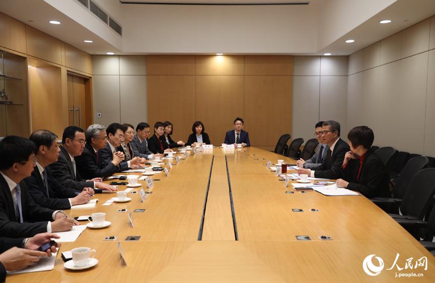 在日中國企業協會代表團一行在商務考察期間與參訪機構積極交流。