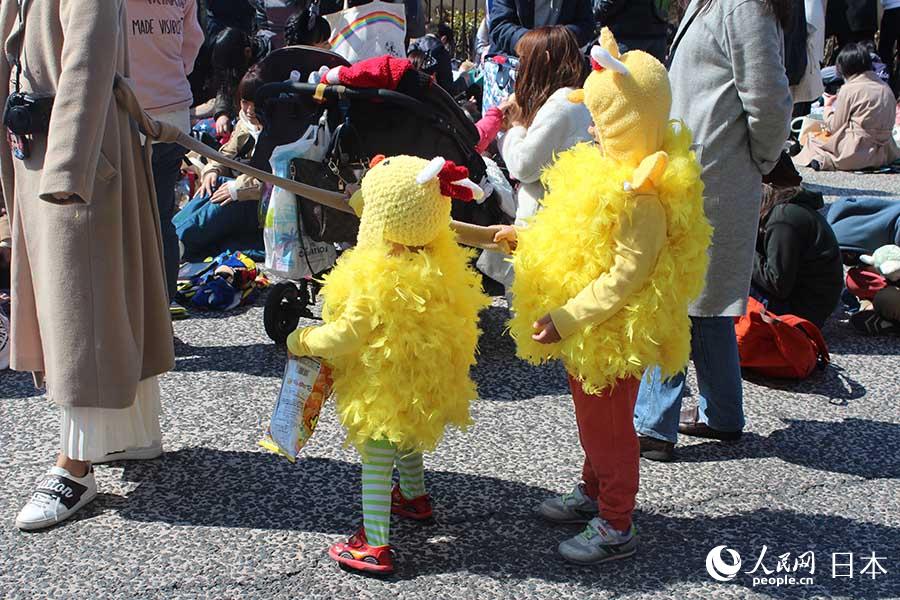 迪士尼樂園裡穿著兔兒小雞造型服裝的游客。