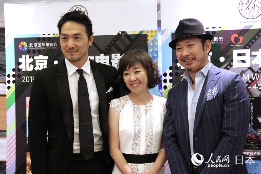 《38岁的伊丽卡》主演平岳大（左）、浅田美代子（中）、导演日比游一（右）（袁蒙 摄）