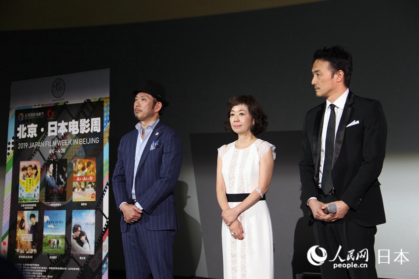 《38歲的伊麗卡》導演日比游一（左）、主演平岳大（右）、淺田美代子（中）（袁蒙 攝）