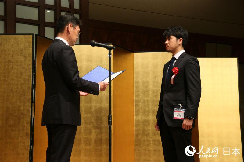 理事長渡邊一利為獲獎者頒獎。